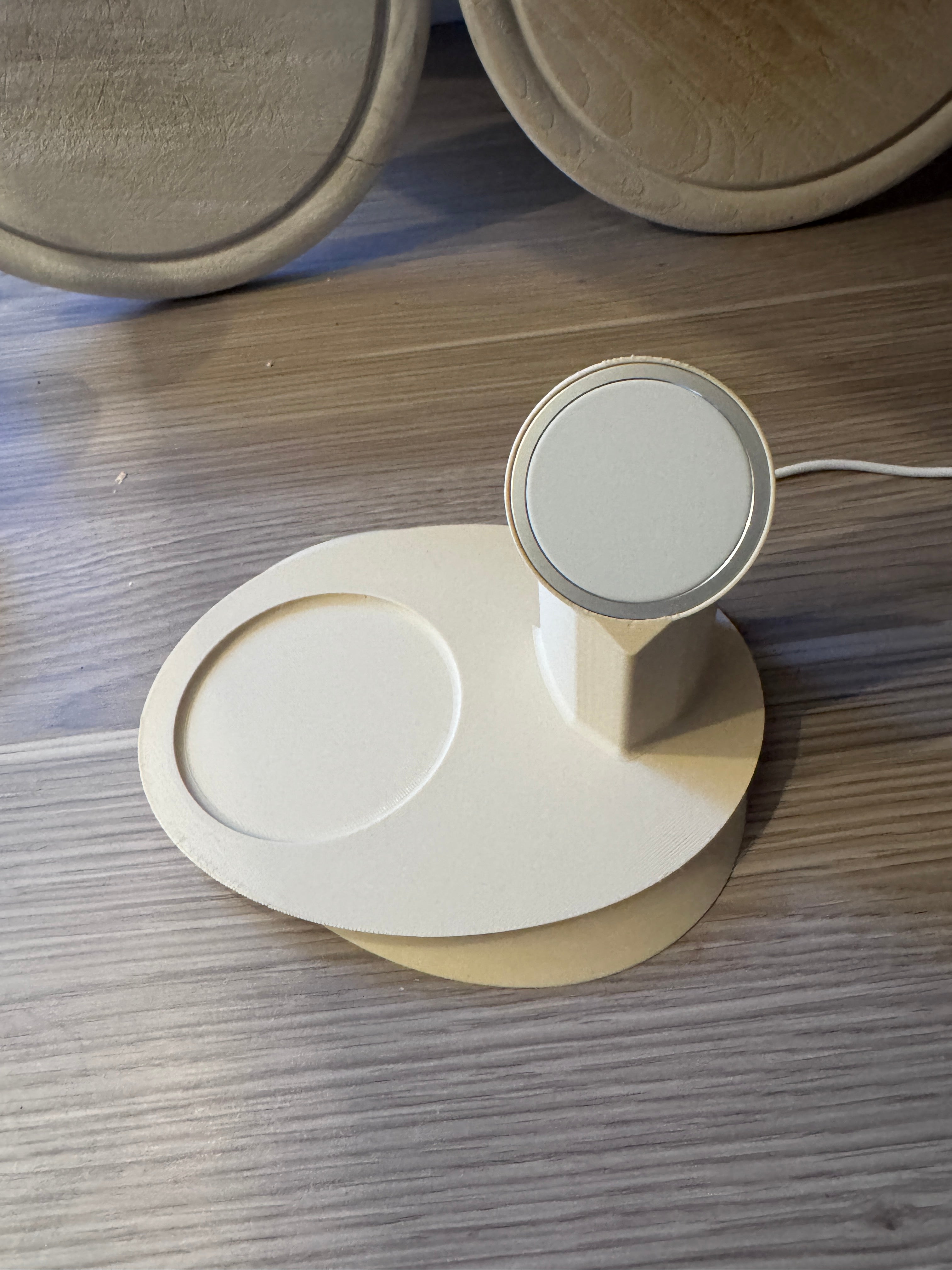 Minimalistische Handyhalterung mit Ladefunktion und Tassenablage – 3D gedruckt
