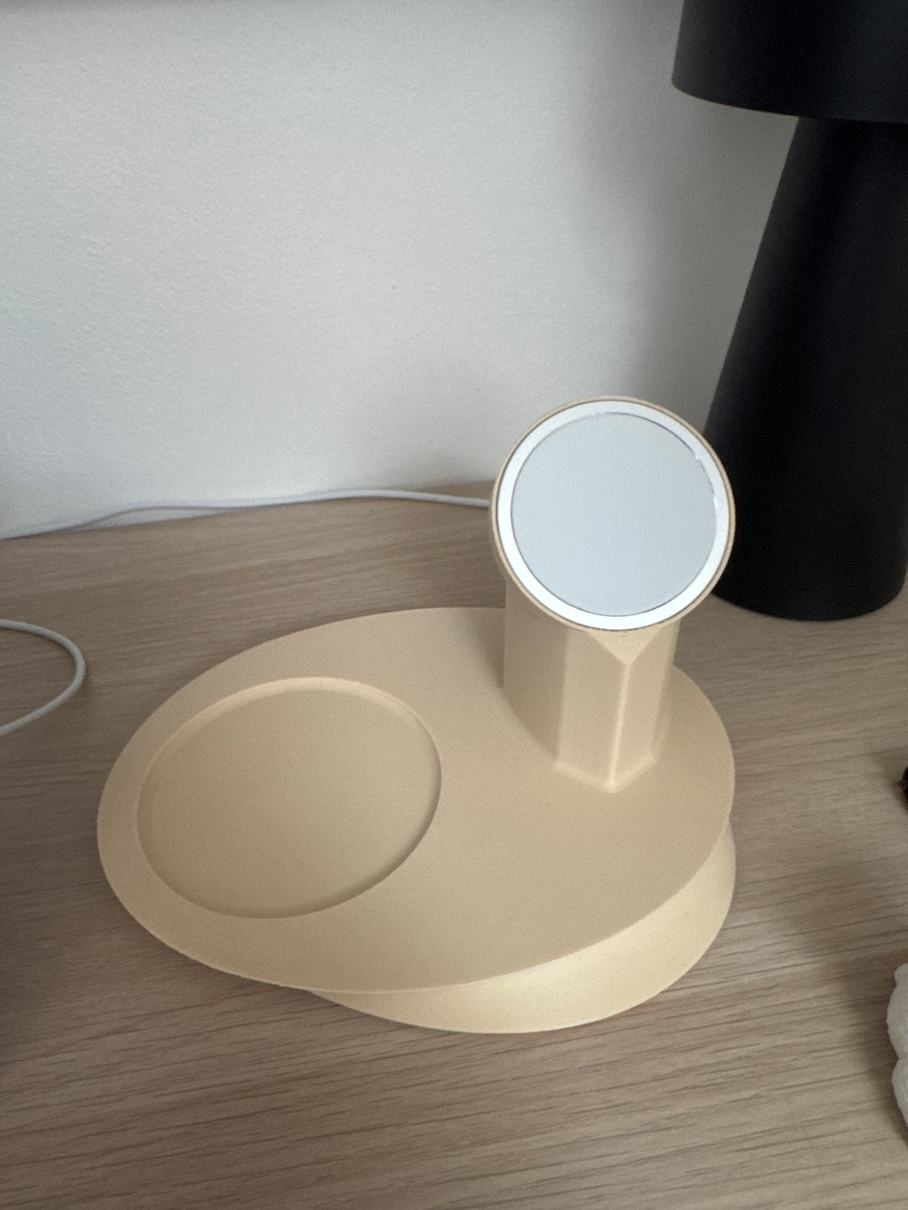 Minimalistische Handyhalterung mit Ladefunktion und Tassenablage – 3D gedruckt